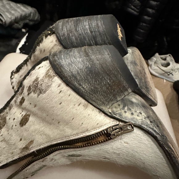 Fabulous Old Gringo Cowgirl Ankle Booties Ivory Cowhide with Gold - Picture 7 of 8